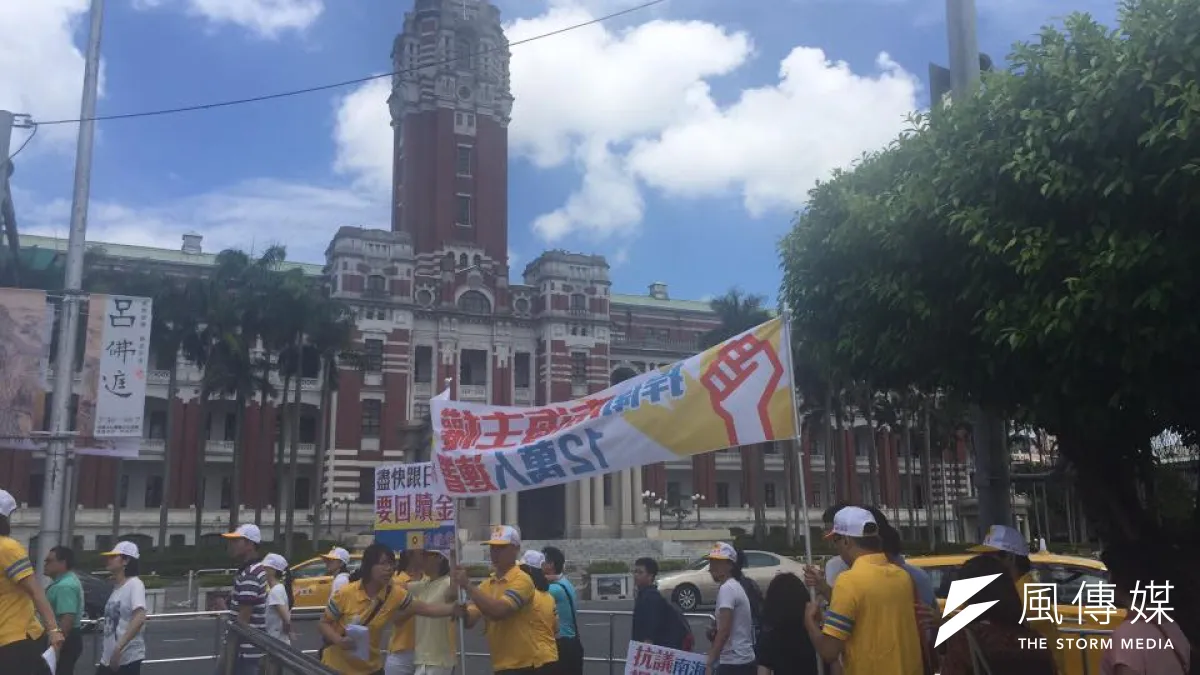 徐欣瑩8日率領登島漁民赴總統府遞交「抗議南海仲裁,捍衛領土主權」12萬人連署書。(取自民國黨臉書)