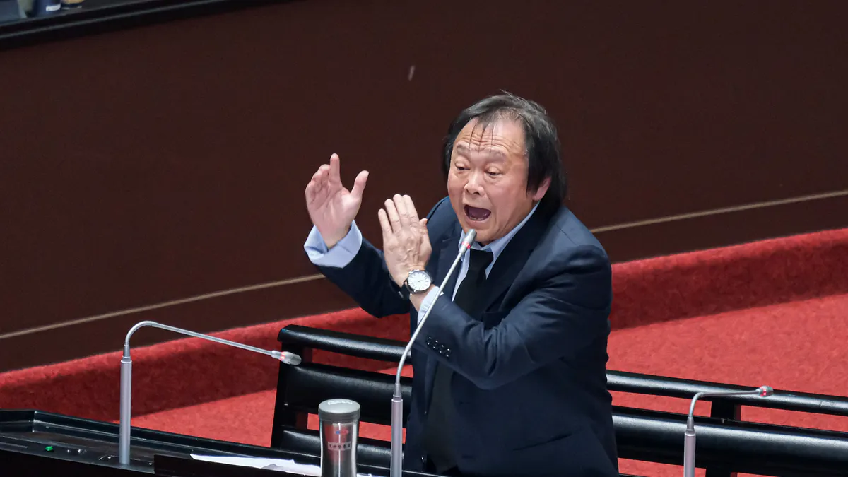 民進黨立委王世堅於立法院議場進行質詢。(劉偉宏攝) 民進黨立委王世堅於立法院議場進行質詢。(劉偉宏攝)