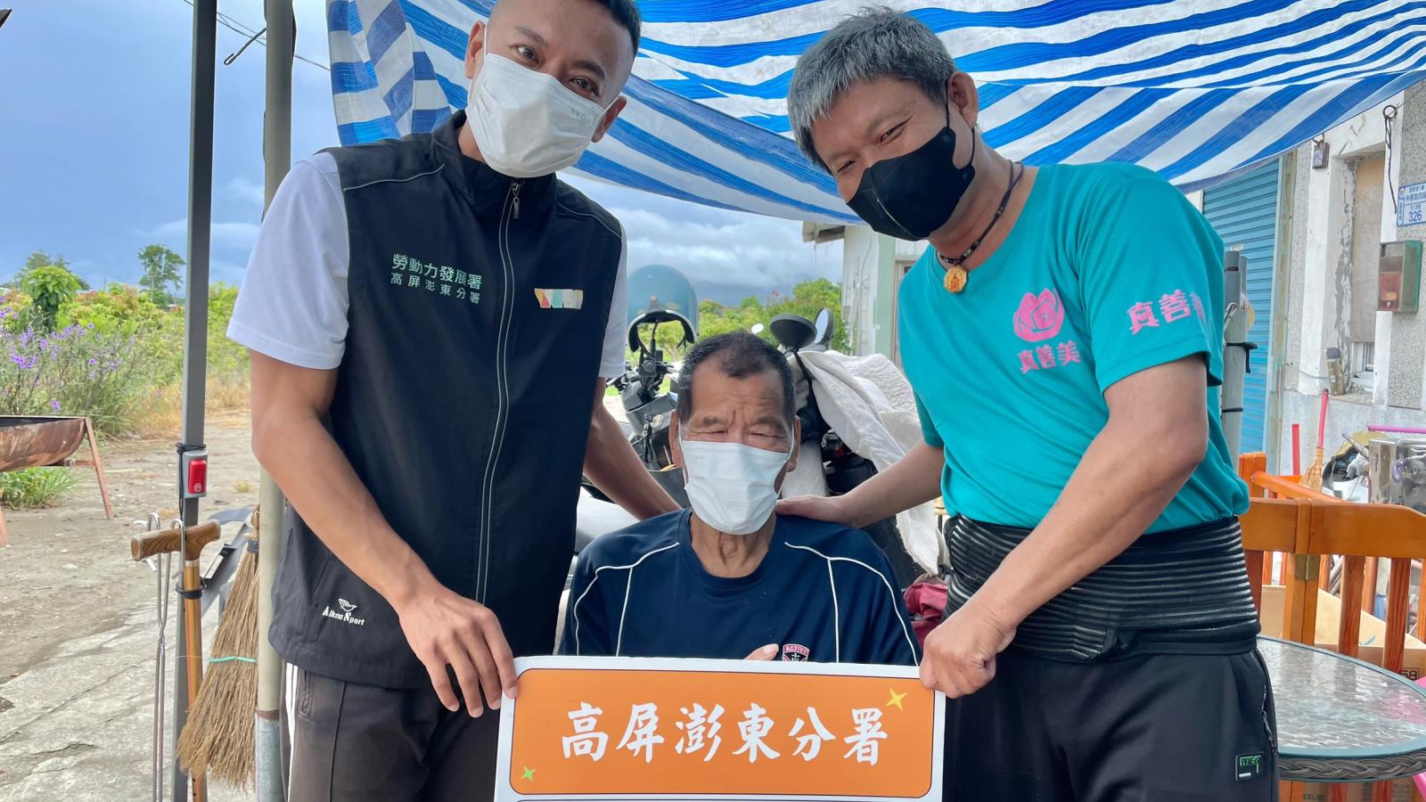 鞋廠老將跨界轉職長照!勞動部提供最高10.8萬元獎勵金助陣, 申請方式一次看