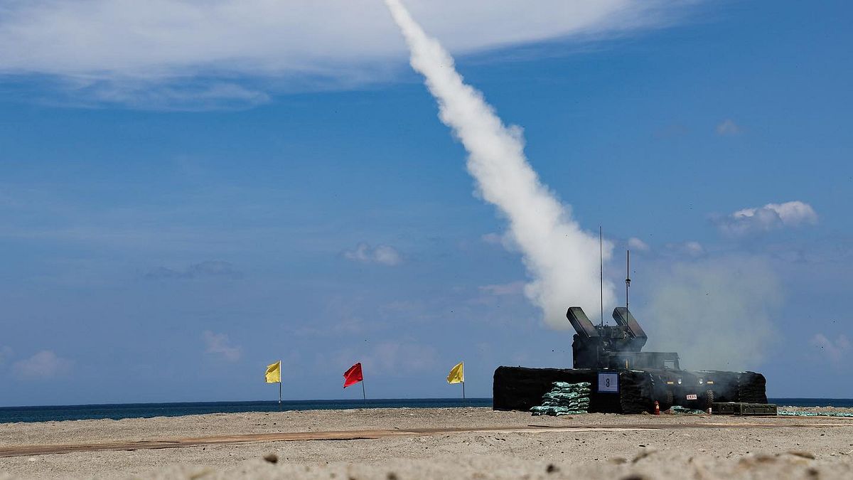 「復仇者飛彈系統」是一款以車載刺針飛彈作為部隊防禦敵定翼機、旋翼機,乃至於無人機攻擊的武器,現階段仍是軍團防空營的主戰裝備。(資料照,取自中華民國陸軍臉書) 「復仇者飛彈系統」是一款以車載刺針飛彈作為部隊防禦敵定翼機、旋翼機,乃至於無人機攻擊的武器,現階段仍是軍團防空營的主戰裝備。(資料照,取自中華民國陸軍臉書)