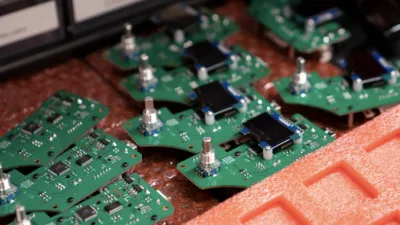 美國紐約布魯克林新建造的一座奈米電子製造中心組裝的半導體晶片。(美聯社)