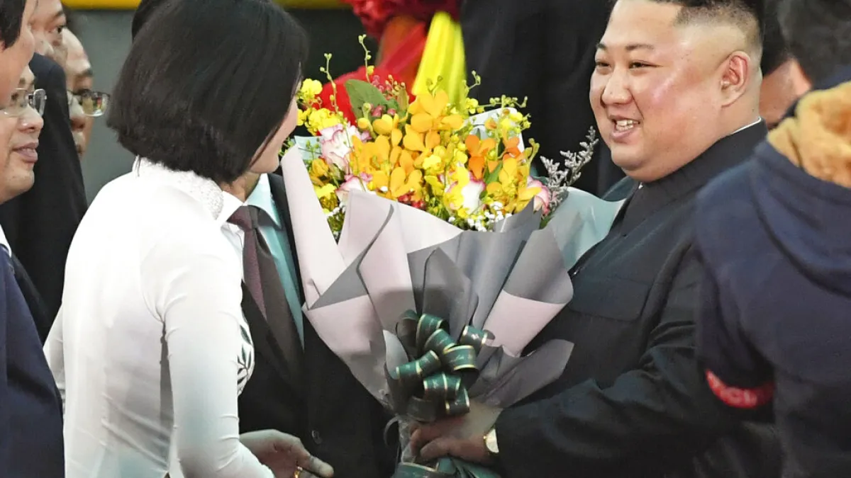 北韓領導人金正恩乘坐的專列在經過4天3夜的長途行進後,於26日上午8時10分抵達與越南邊境的諒山省同登站。 (AP)