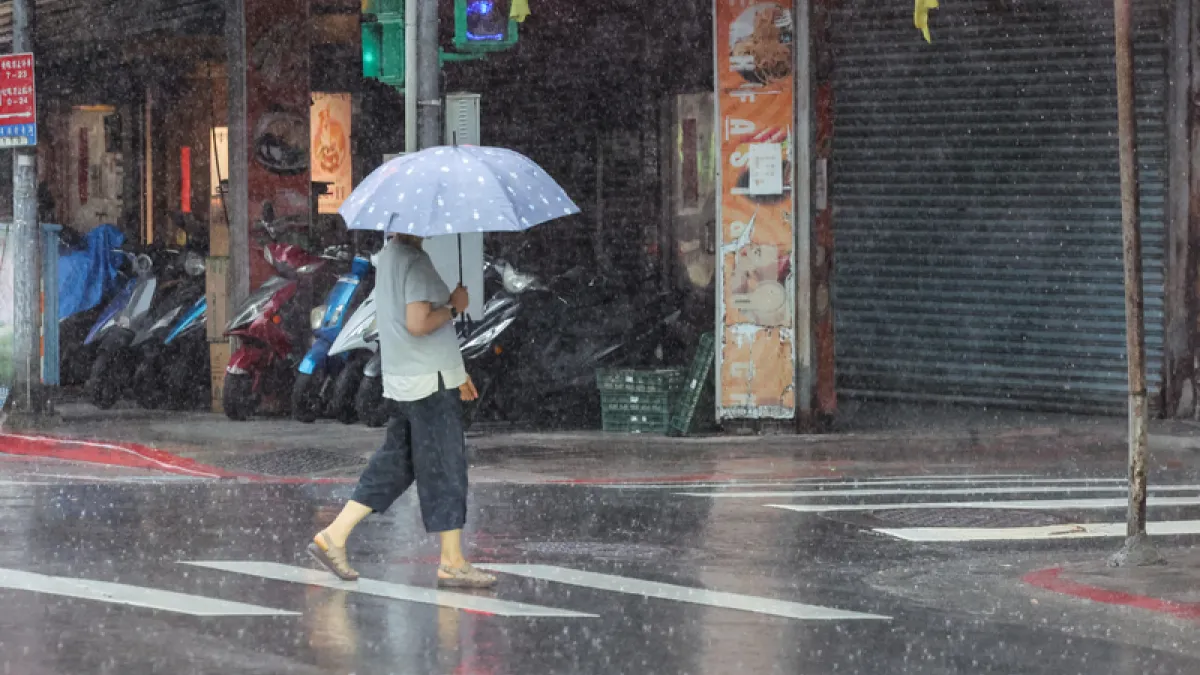 氣象署說明,颱風「沙德爾」今日已正式升級為強烈颱風,預估 27 日、28 日(週四至週五)距離台灣最近。(圖/中央社記者翁睿坤攝)