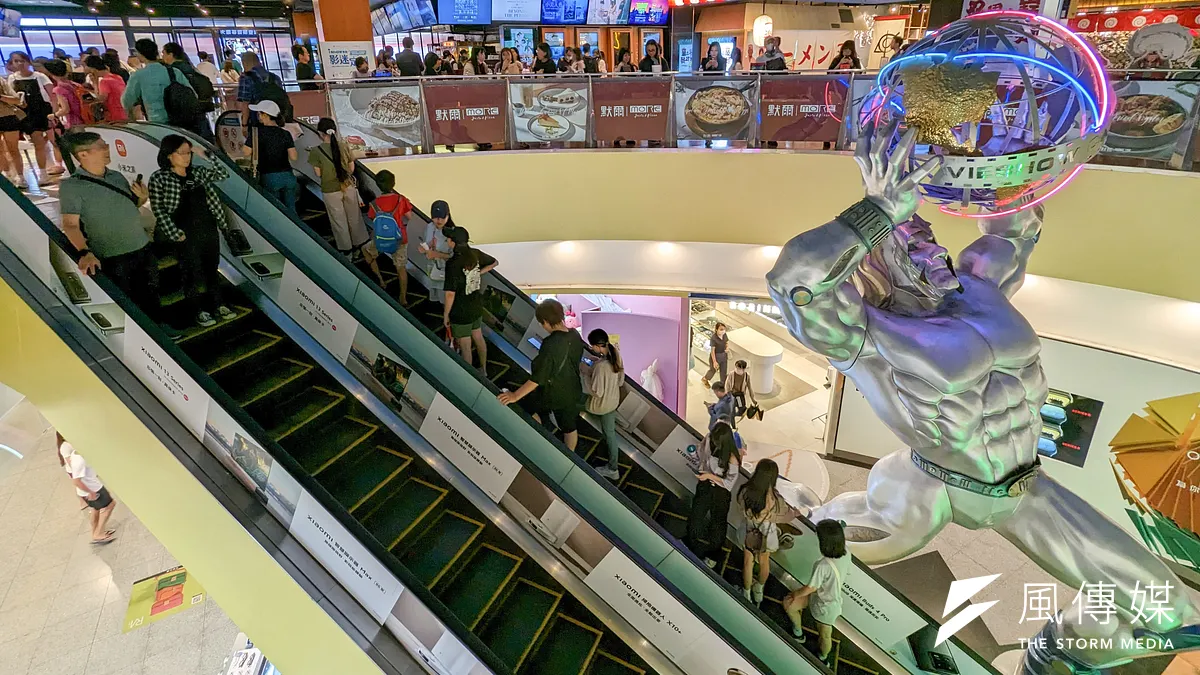 就算是颱風假期間,仍有民眾趁著午後風雨不大之際,前往電影院看電影。(顏麟宇攝) 就算是颱風假期間,仍有民眾趁著午後風雨不大之際,前往電影院看電影。(顏麟宇攝)