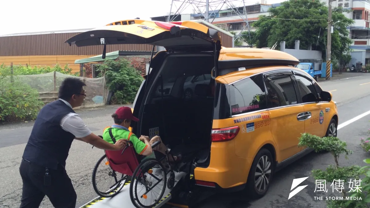 無障礙計程車已成為高雄市行動不便朋友外出的首選,除了運輸接駁,陪伴年長乘客到醫院,甚至長照服務,在運將經過專業培訓後都可能實現,也顯現計程車更多元的附加價值。(楊伯祿攝)