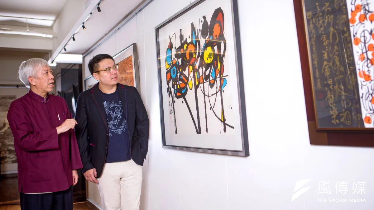 國美館館長梁永斐(左)向藝術鑑定家葉國新博士(右)解說作品創作歷程及哲學意涵。(梁永斐提供)