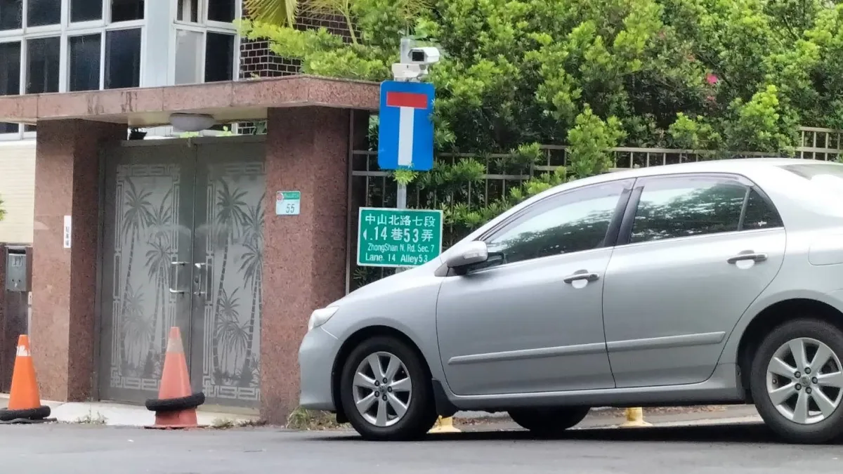 北市環保局架設移動式攝影機輔助,取締蓄意非法棄置。(圖/臺北市政府環境保護局提供)