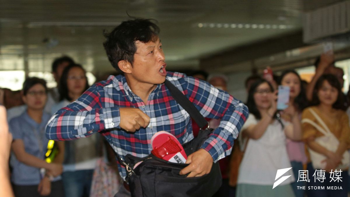 20180628-獨派團體台灣國成員向台北市長柯文哲丟出2只拖鞋。(顏麟宇攝) 20180628-獨派團體台灣國成員向台北市長柯文哲丟出2只拖鞋。(顏麟宇攝)