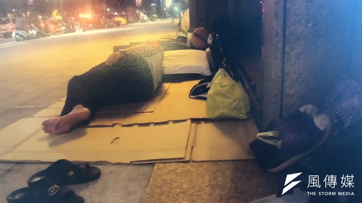 每天晚上9點30分,露宿在台北車站的無固定居所者,勞累一整天後才終於可以躺下,但睡覺的時間卻相當短暫,因為當城市甦醒之前,就被迫要離開。(黃宇綸攝)