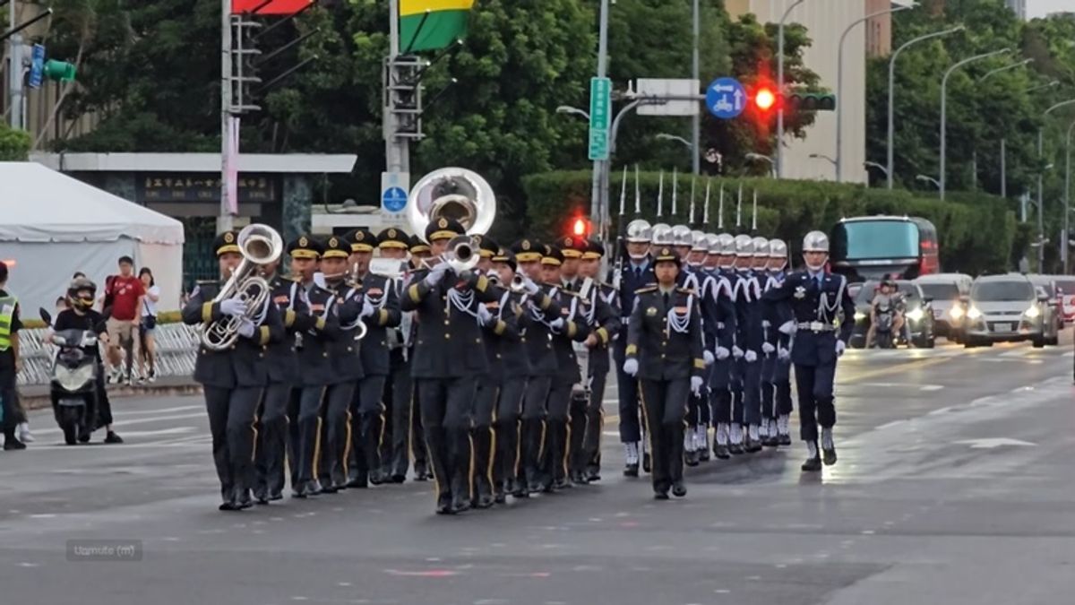 陸軍樂隊在總統府前舉行升降旗勤務。(圖/翻攝自FB/Taiwan ADIZ) 陸軍樂隊在總統府前舉行升降旗勤務。(圖/翻攝自FB/Taiwan ADIZ)
