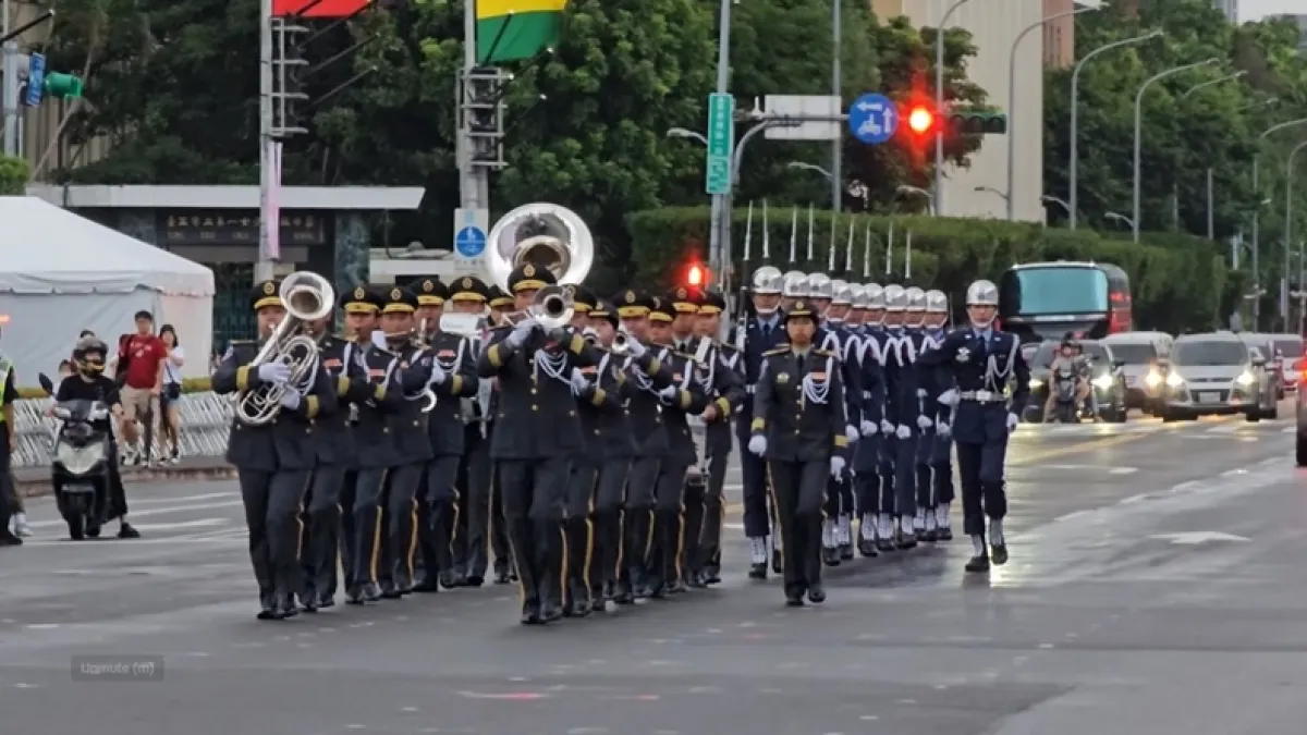 陸軍樂隊在總統府前舉行升降旗勤務。(圖/翻攝自FB/Taiwan ADIZ)