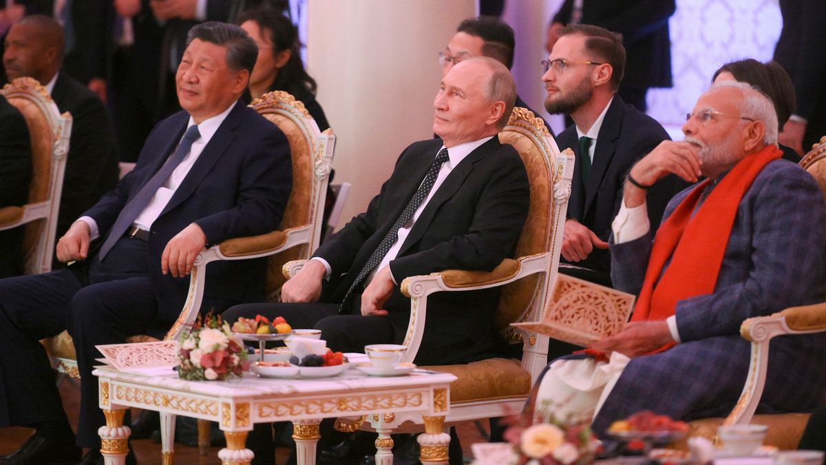 金磚國家峰會在俄羅斯舉行,重要議題幾乎都是對美國的挑戰。圖為普京、習近平與莫迪出席在喀山舉行的金磚國家峰會。(美聯社) 金磚國家峰會在俄羅斯舉行,重要議題幾乎都是對美國的挑戰。圖為普京、習近平與莫迪出席在喀山舉行的金磚國家峰會。(美聯社)