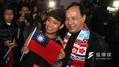 國旗圍巾曾經盛極一時,圖為國民黨主席朱立倫出席元旦升旗。(資料照,蘇仲泓攝)