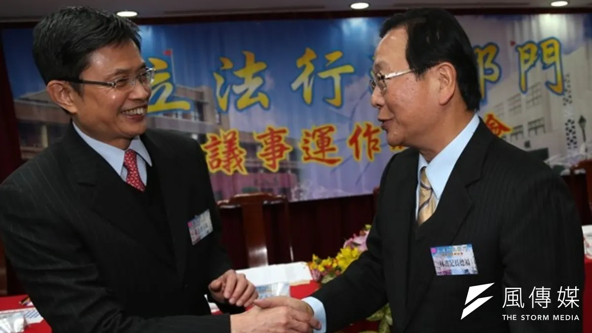 客委會主委黃玉振(左)是馬政府中少數的長壽閣員,在此位子做了6年多。(資料照片,吳逸驊攝) 客委會主委黃玉振(左)是馬政府中少數的長壽閣員,在此位子做了6年多。(資料照片,吳逸驊攝)