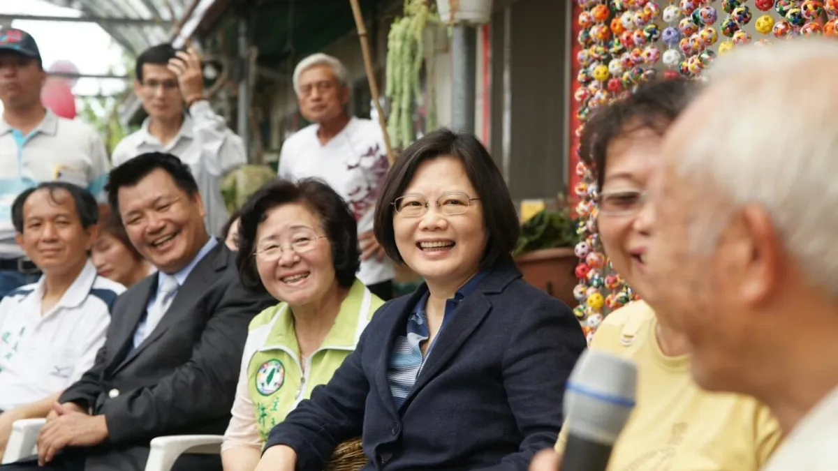 民進黨總統參選人、黨主席蔡英文(右三)「點亮台灣,希望行腳」行程,到南投縣埔里菩提長青村探視老人,暢談長照制度。(民進黨提供)