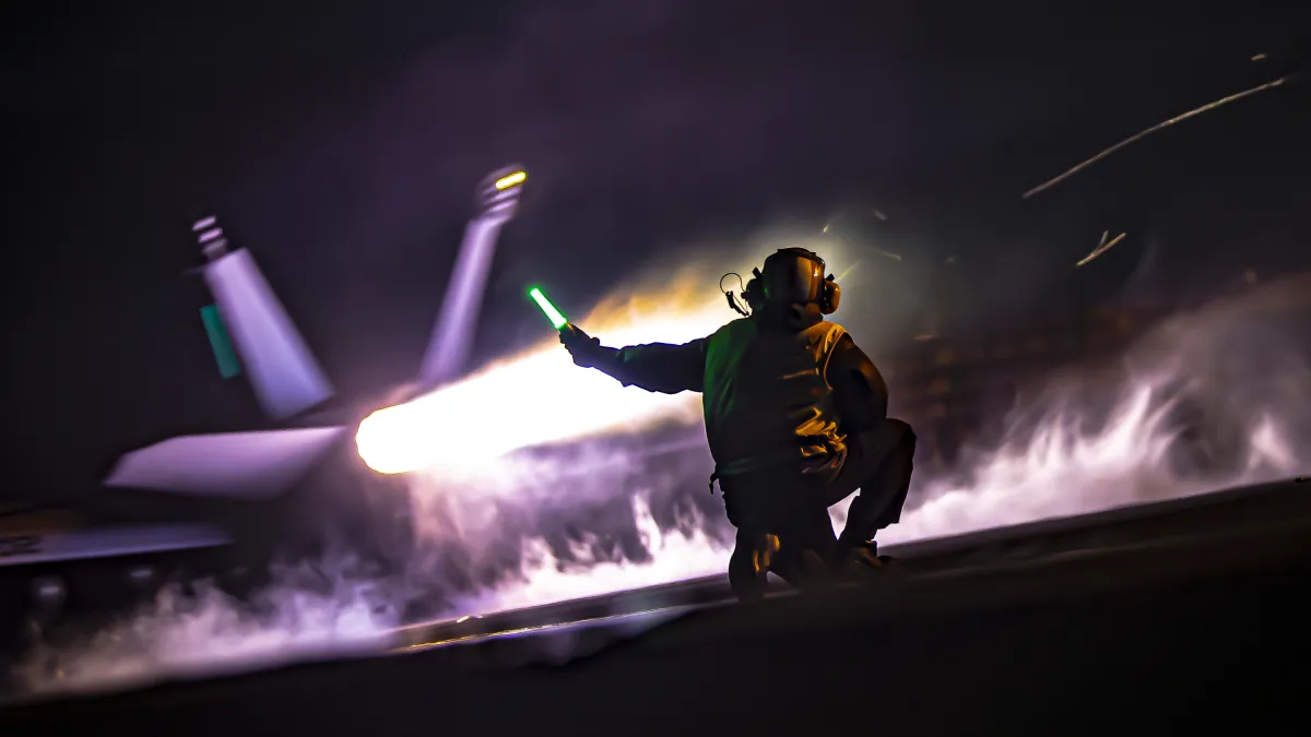 一架美軍戰機從航空母艦甲板起飛。(美國海軍官網)