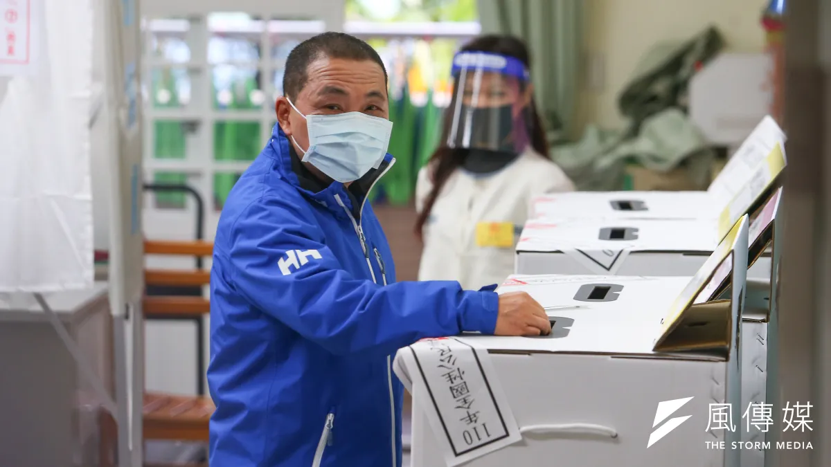 新北市長侯友宜18日至公投投票所投票。(顏麟宇攝)