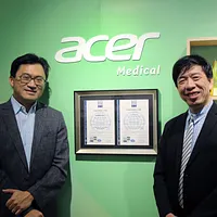 宏碁智医(Acer Medical)の連加恩董事長(左)と台中栄民総医院整形外科部長の陳昆輝氏(右)が、AI骨密度スクリーニング技術「智骨篩(VeriOsteo OP)」を披露。国内外で医療AI機器としての認証を取得している。チームは協働開発により、革新的AI技術で医療機関の骨密度異常を迅速かつ正確に判読できるよう支援し、スマート医療の推進に取り組んでいる。 宏碁智医(Acer Medical)の連加恩董事長(左)と台中栄民総医院整形外科部長の陳昆輝氏(右)が、AI骨密度スクリーニング技術「智骨篩(VeriOsteo OP)」を披露。国内外で医療AI機器としての認証を取得している。チームは協働開発により、革新的AI技術で医療機関の骨密度異常を迅速かつ正確に判読できるよう支援し、スマート医療の推進に取り組んでいる。