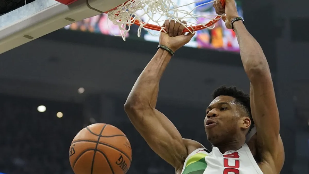 在安特托昆波的帶領下,公鹿以25勝10敗的戰績登上東區龍頭,而其中最大的關鍵就是防守。 (美聯社)