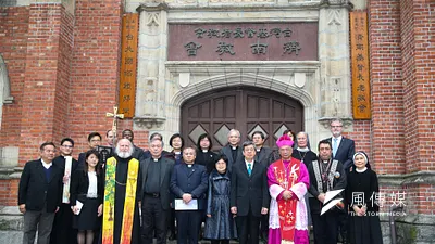 副總統陳建仁、羅鳳蘋夫婦出席慈悲與正義二二八事件70週年和好禮拜,天主教台北總教區洪山川總主教.台灣基督教長老教會總會議長Sudu Tada(舒度‧大達)牧師.台灣基督教長老教會總會總幹事等合影。(陳明仁攝)