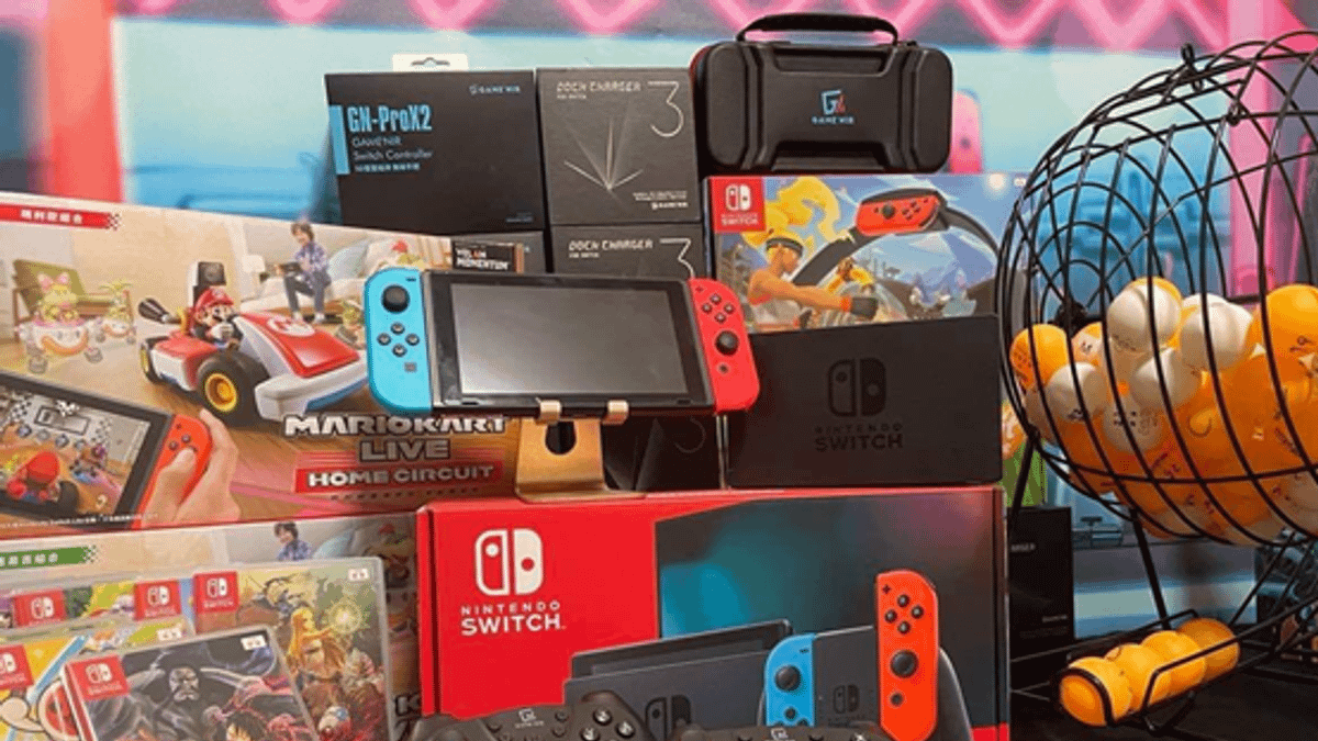 Switch各式電玩遊戲片及週邊配件。(圖/GAME’NIR 電玩酒吧提供) Switch各式電玩遊戲片及週邊配件。(圖/GAME’NIR 電玩酒吧提供)