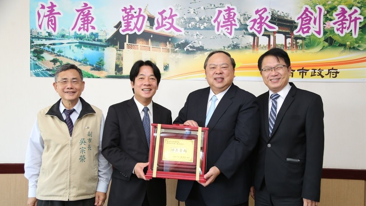 南市警長陳子敬屆齡退休 賴清德頒紀念獎牌獻祝福 南市警長陳子敬屆齡退休 賴清德頒紀念獎牌獻祝福