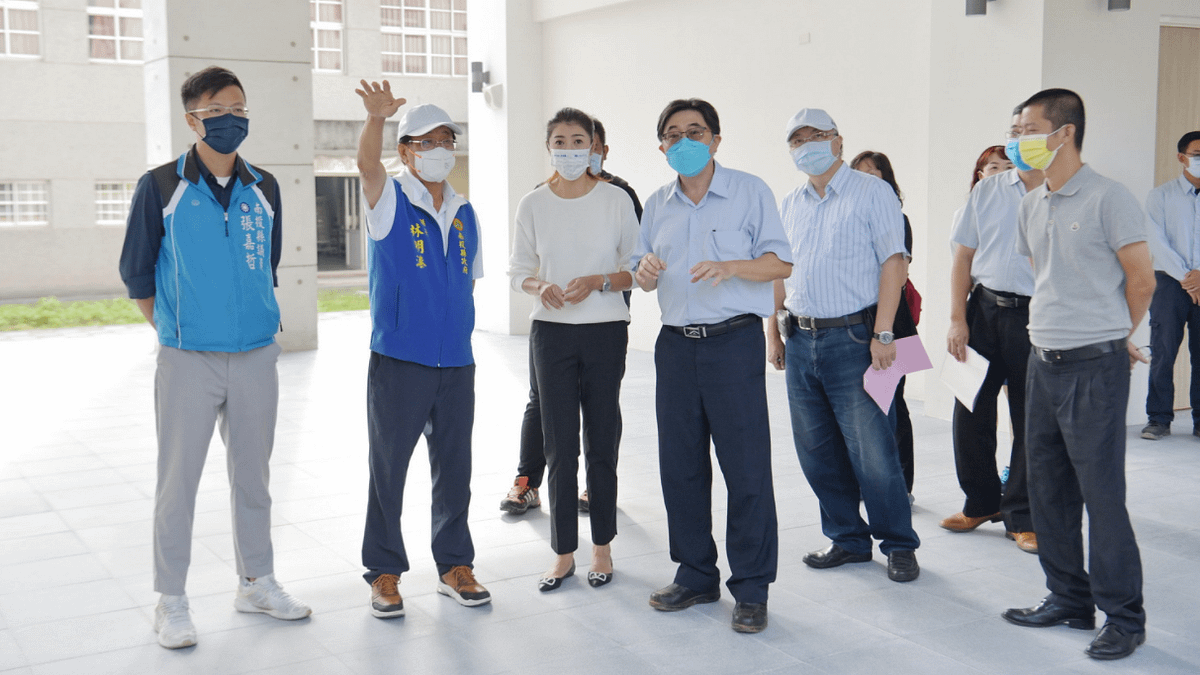 南崗國中新校舍108年5月開工動土,如今終於完工,預計12月啟用,南投縣長林明溱與立委許淑華、縣議員張嘉哲由教育處長陸正威、校長陳國俊陪同,關心新校舍狀況。(圖/南投縣政府) 南崗國中新校舍108年5月開工動土,如今終於完工,預計12月啟用,南投縣長林明溱與立委許淑華、縣議員張嘉哲由教育處長陸正威、校長陳國俊陪同,關心新校舍狀況。(圖/南投縣政府)