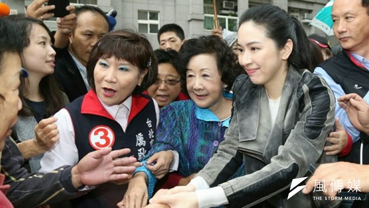 台中市長胡志強夫人邵曉鈴、連勝文妻子蔡依珊13日攜手連掃文山、松山兩大藍營票倉區,替連勝文固票。(吳逸驊攝) 台中市長胡志強夫人邵曉鈴、連勝文妻子蔡依珊13日攜手連掃文山、松山兩大藍營票倉區,替連勝文固票。(吳逸驊攝)