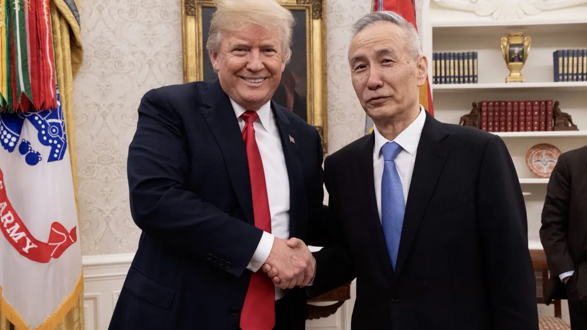 中美不打貿易的承諾讓全球鬆一口氣,但未來談判仍是漫長之路;圖為川普與赴美談判中國副總理劉鶴。(美國之音)