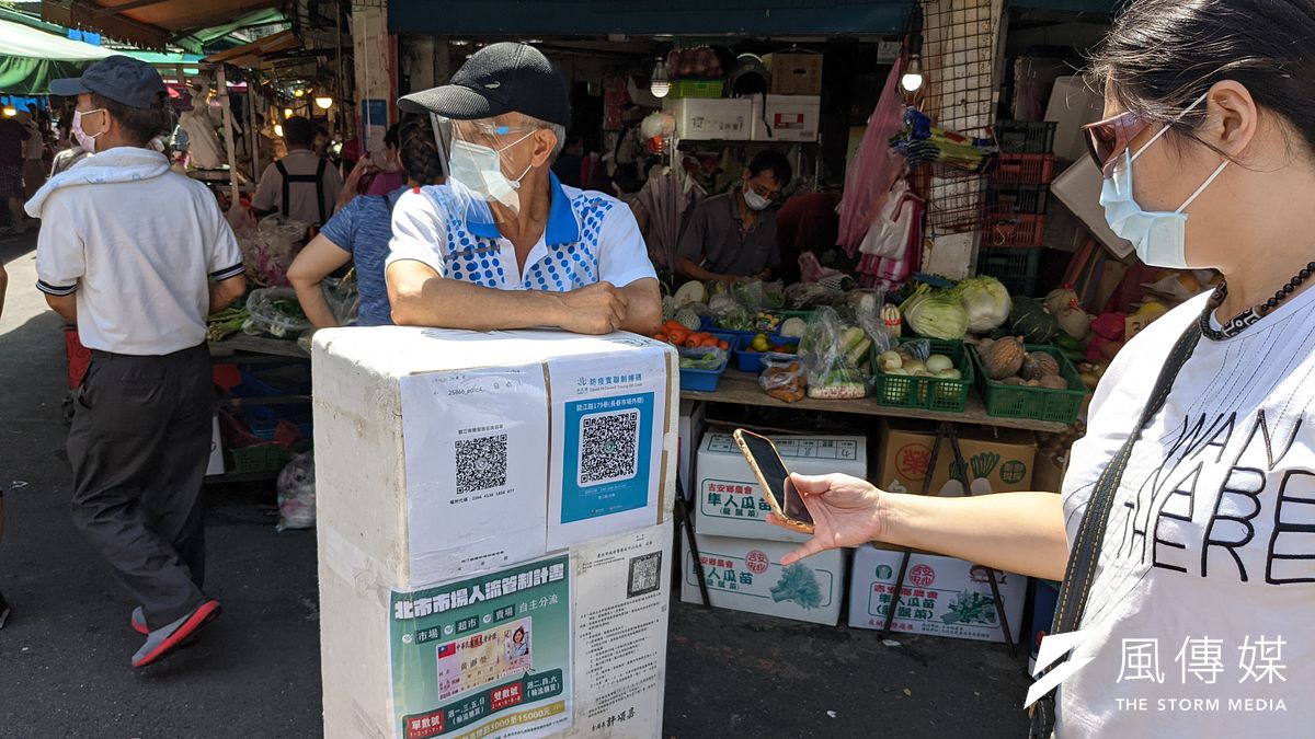 簡訊實聯制在5月進入民眾日常生活,每天發出近2000萬則簡訊,截至目前全台已發送超過23億次,不僅老百姓已感到不耐煩了,編列的預算也快燒光。(資料照,顏麟宇攝) 簡訊實聯制在5月進入民眾日常生活,每天發出近2000萬則簡訊,截至目前全台已發送超過23億次,不僅老百姓已感到不耐煩了,編列的預算也快燒光。(資料照,顏麟宇攝)