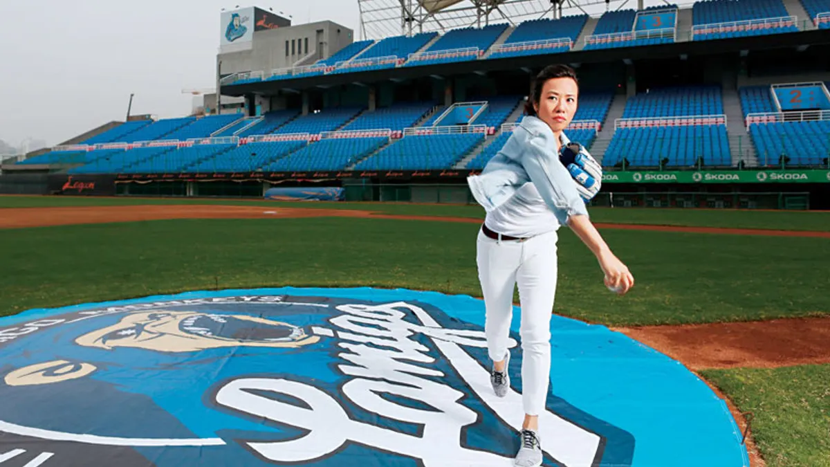 BW-1532-1-今年金融圈的最新話題人物——新光金董事長吳東進長女吳欣盈,就在一個月前,閃電搶進職棒圈。(攝影者.駱裕隆) BW-1532-1-今年金融圈的最新話題人物——新光金董事長吳東進長女吳欣盈,就在一個月前,閃電搶進職棒圈。(攝影者.駱裕隆)