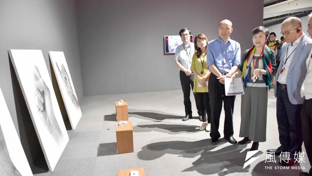 高雄美術館展出《太陽雨:1980年代至今的東南亞當代藝術》特展,市長韓國瑜到場參觀、聆聽導覽解說。(圖/徐炳文攝)