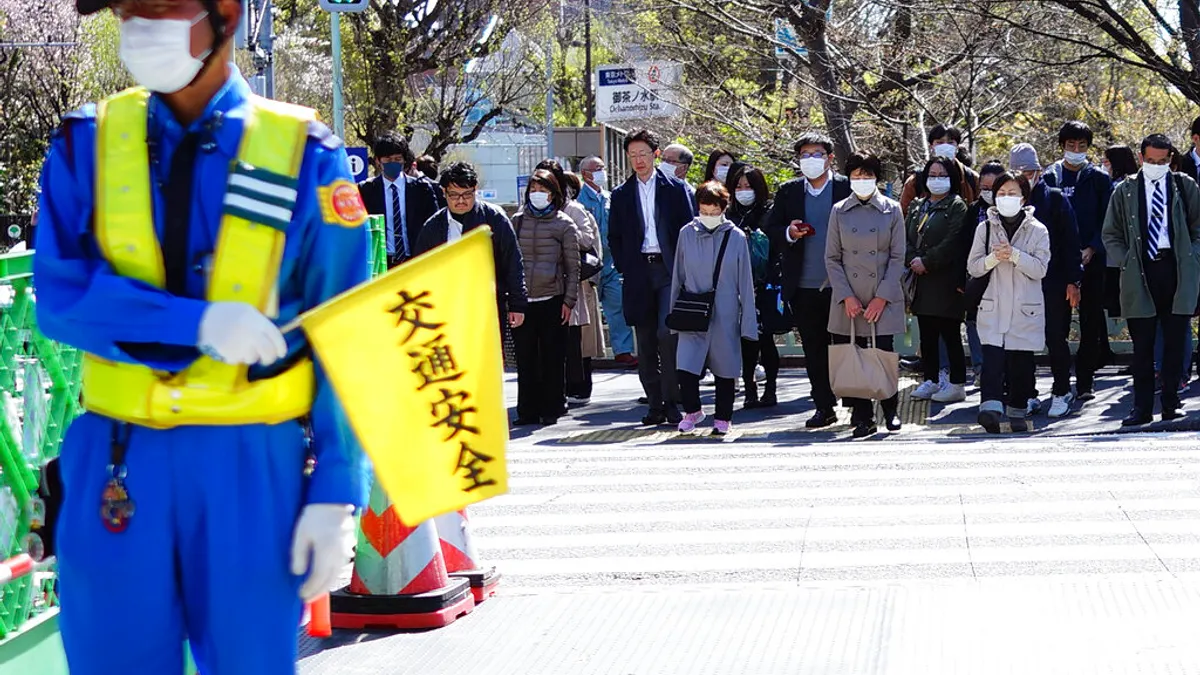 針對新冠肺炎疫情,台大化學系助理教授徐丞志在臉書指出,日本就是在櫻花季連假後出現疫情大爆發。(資料照,美聯社) 針對新冠肺炎疫情,台大化學系助理教授徐丞志在臉書指出,日本就是在櫻花季連假後出現疫情大爆發。(資料照,美聯社)