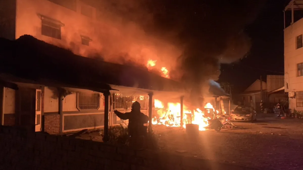 嘉義縣太保市一處一家7口居住的平房,昨日晚間因不明原因發生大火,造成家中母親與年紀最小的兄弟共3人身亡。(圖/翻攝自記者爆料網)