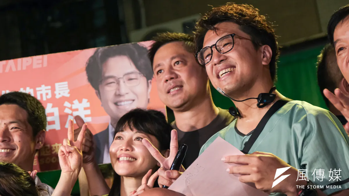 民進黨台北市長參選人沈伯洋(右)、前立委高嘉瑜(左二)28日於內湖737夜市掃街,圖為現場的洋流支持者。(劉偉宏攝)