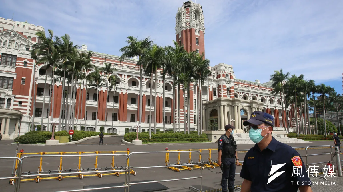 空軍李姓少校不滿延役未通過,2日在總統府前下跪陳情,軍方11日公布懲處。示意圖。(資料照,柯承惠攝)