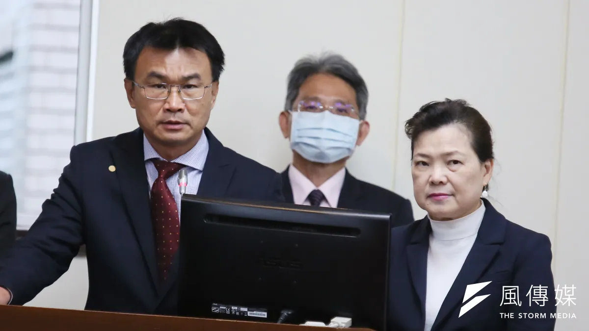 農委會主委陳吉仲(左)為朋友多得肺癌哽咽。(柯承惠攝)
