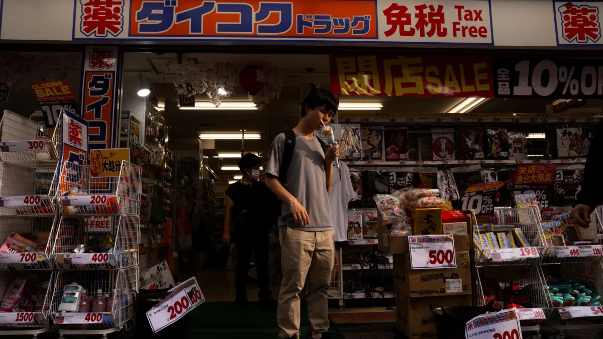 日本退稅新制11月1日上路,外國旅客購物改為先付含稅價、出境時再辦退稅。圖為東京淺草附近的免稅商店。(資料照/美聯社)