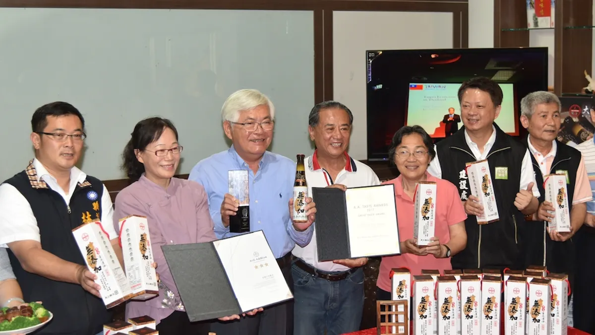 雲林縣府長期輔導醬油產業成果豐碩,西螺大同醬油股份有限公司經輔導後推出產品「大同無添加原味壺底醬油」榮獲國際雙認證。(圖/雲林縣政府提供)