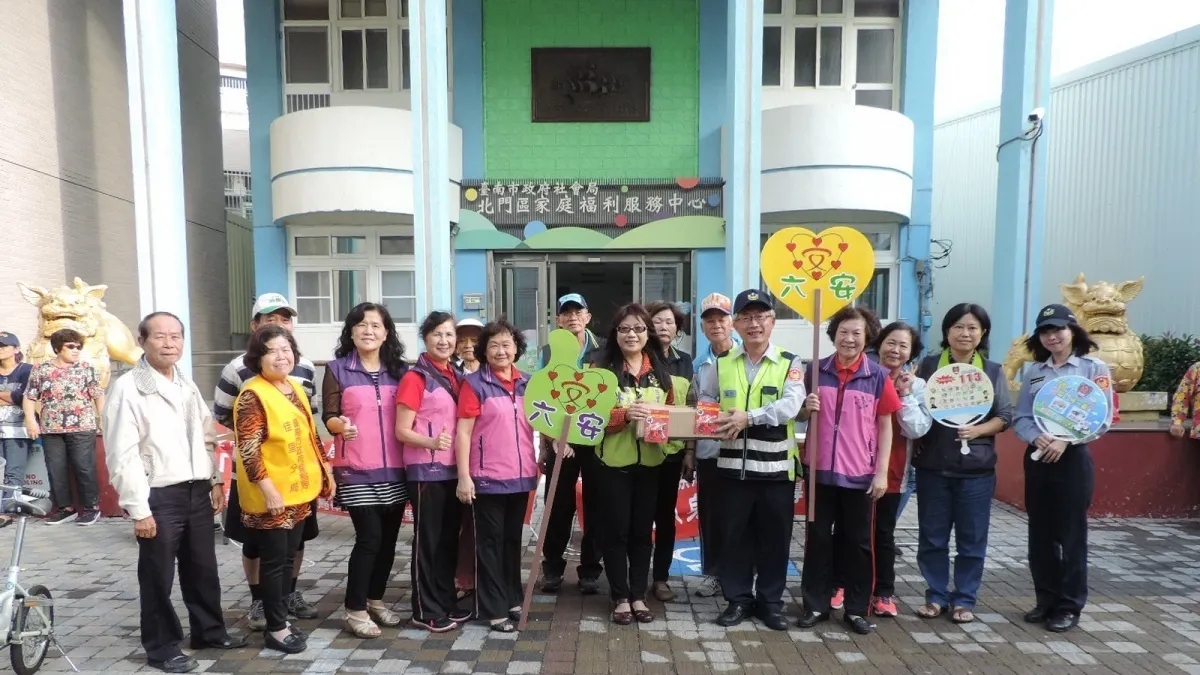 點一盞守護燈 佳里分局與六安里長分送長輩反光燈具