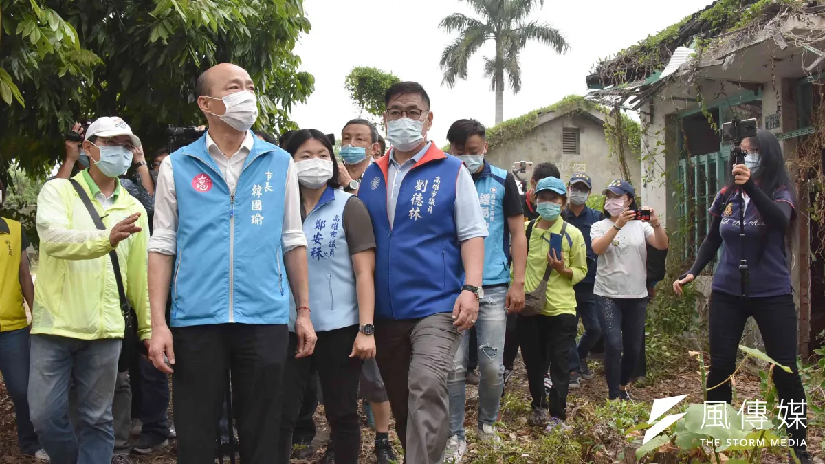 市長韓國瑜率隊前往鳳山區誠信里一處老舊空屋群視察環境,強調超前預防,杜絕登革熱。 (圖/徐炳文攝)