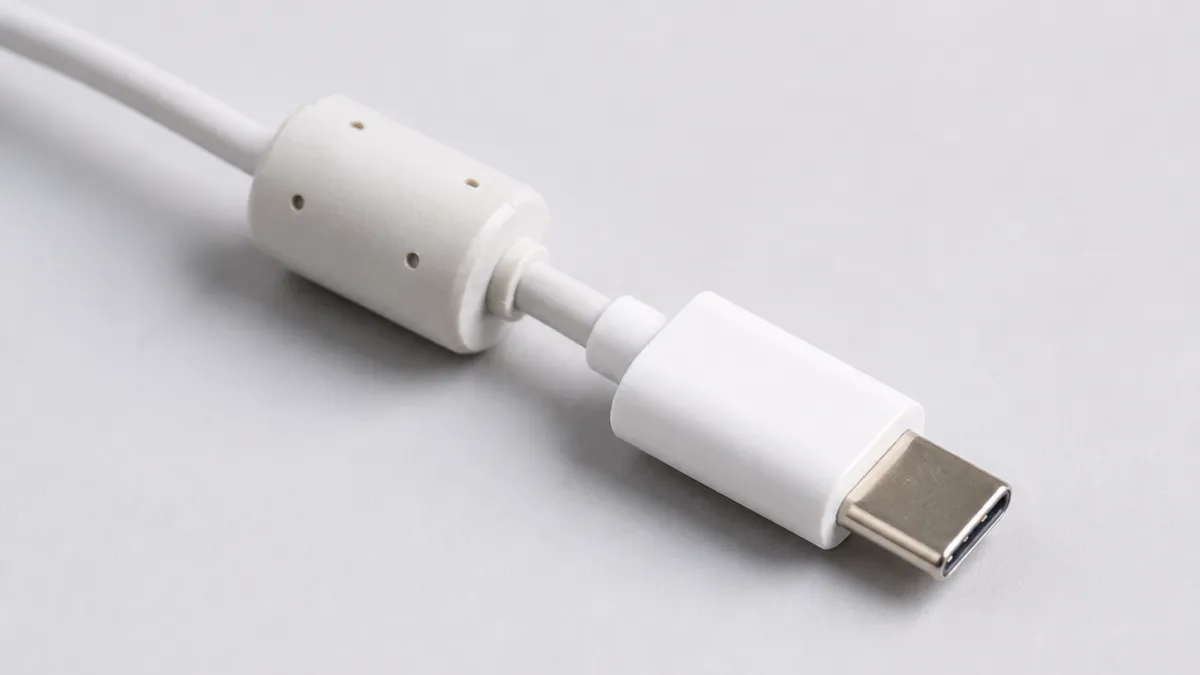 有些充電線靠近接頭的位置,會多出一段比線身粗、像小圓柱一樣的凸起物。(示意圖/Chatgpt生成圖片)