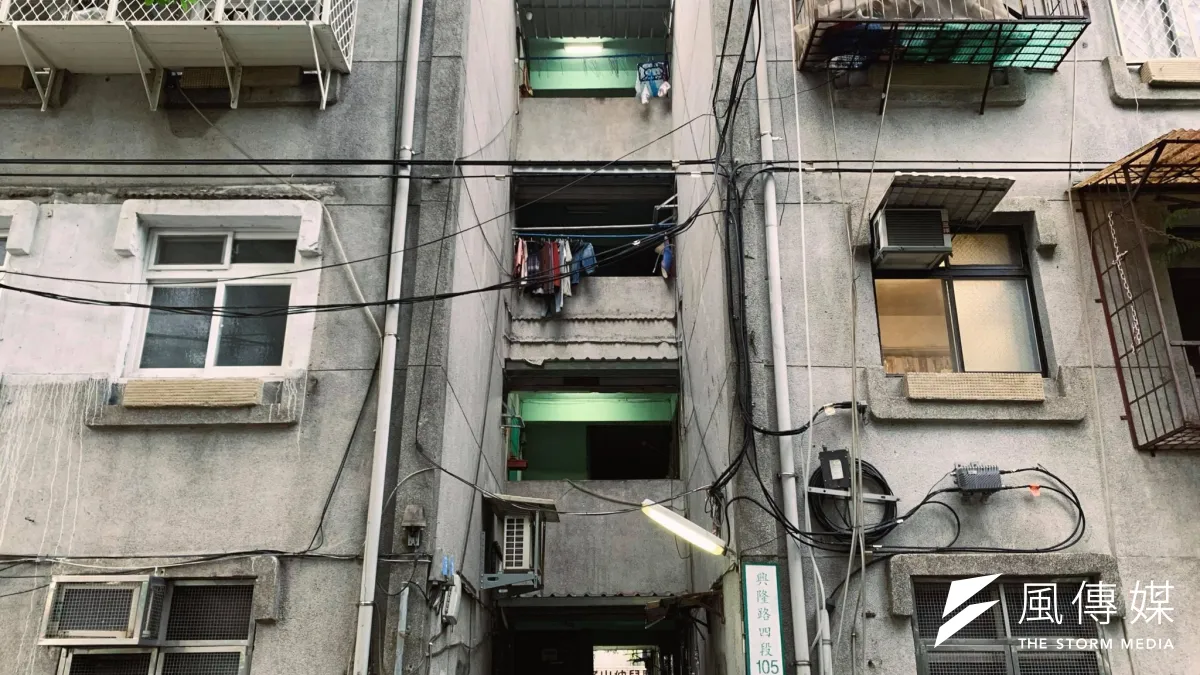 「貧窮最困難的不是沒錢沒資源,是『無力感』…」曾經懷抱夢想的孩子上國中卻只喜歡睡覺,外人或許看他們懶惰、罵他們不努力,但在陪伴諸多低收入戶家庭3年以上的一群政大學生看來,各種逃避背後,都是人生的難…(謝孟穎攝)
