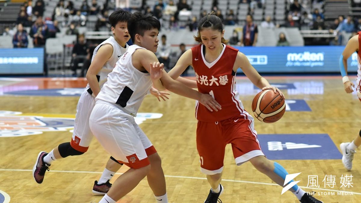 佛光教頭傅姿伶認為球員頂住了壓力,表現非常棒。 (王永志攝) 佛光教頭傅姿伶認為球員頂住了壓力,表現非常棒。 (王永志攝)