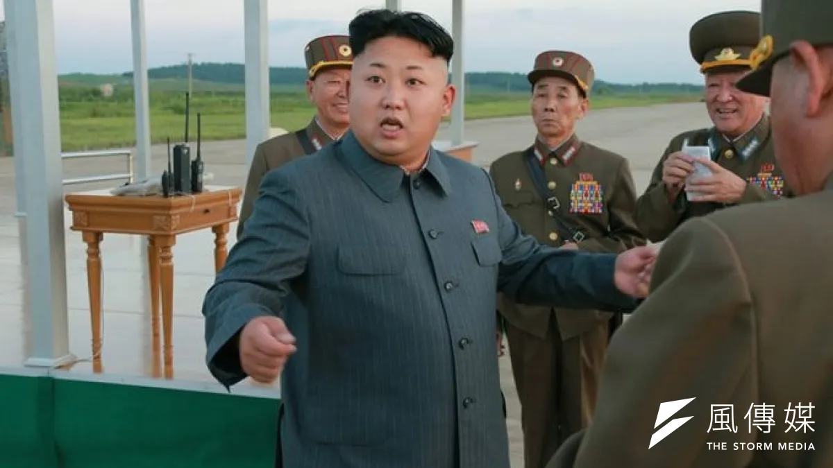 今年8月,北韓最高領導人金正恩指導空降兵部隊進行空降和目標打擊實戰演練(取自勞動新聞)