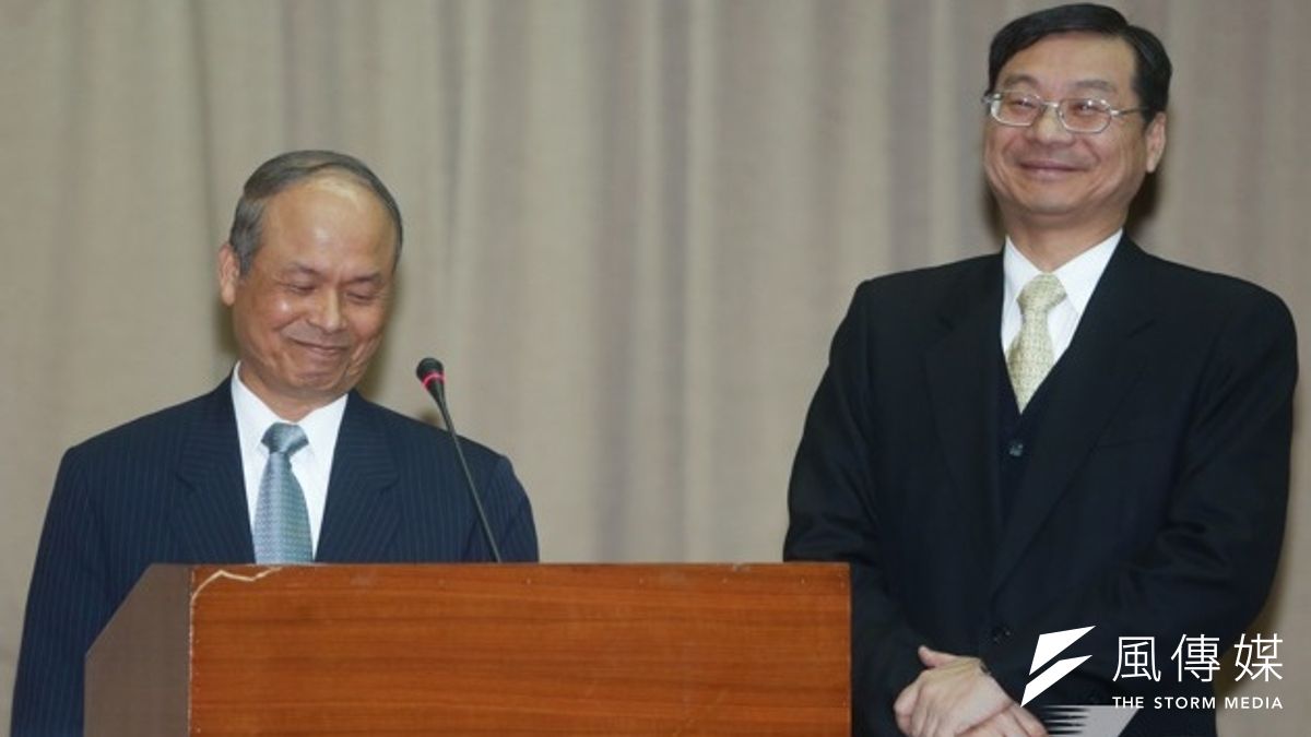 立法院財政委員會17日初審俗稱「大戶條款」的《所得稅法》第14-2條,最終決定延後3年上路,將燙手山芋交給新政府。圖為財政部長張盛和(左)與金管會主委曾銘宗(右)。(余志偉攝) 立法院財政委員會17日初審俗稱「大戶條款」的《所得稅法》第14-2條,最終決定延後3年上路,將燙手山芋交給新政府。圖為財政部長張盛和(左)與金管會主委曾銘宗(右)。(余志偉攝)