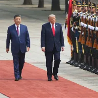 トランプ米大統領(右)と習近平・中国国家主席(左)は14日、首脳会談を前に、北京の人民大会堂での歓迎式典に出席した。(AP通信) トランプ米大統領(右)と習近平・中国国家主席(左)は14日、首脳会談を前に、北京の人民大会堂での歓迎式典に出席した。(AP通信)