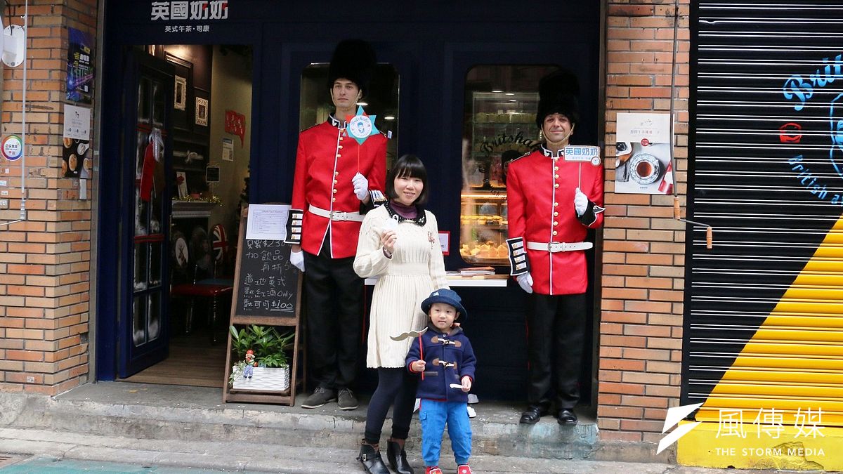 來自英國的AMY帶來了傳統宮廷服及道具,讓來下午茶的客人可裝扮英式服裝,享用英式下午茶美麗留影。(圖/陳又嘉攝) 來自英國的AMY帶來了傳統宮廷服及道具,讓來下午茶的客人可裝扮英式服裝,享用英式下午茶美麗留影。(圖/陳又嘉攝)