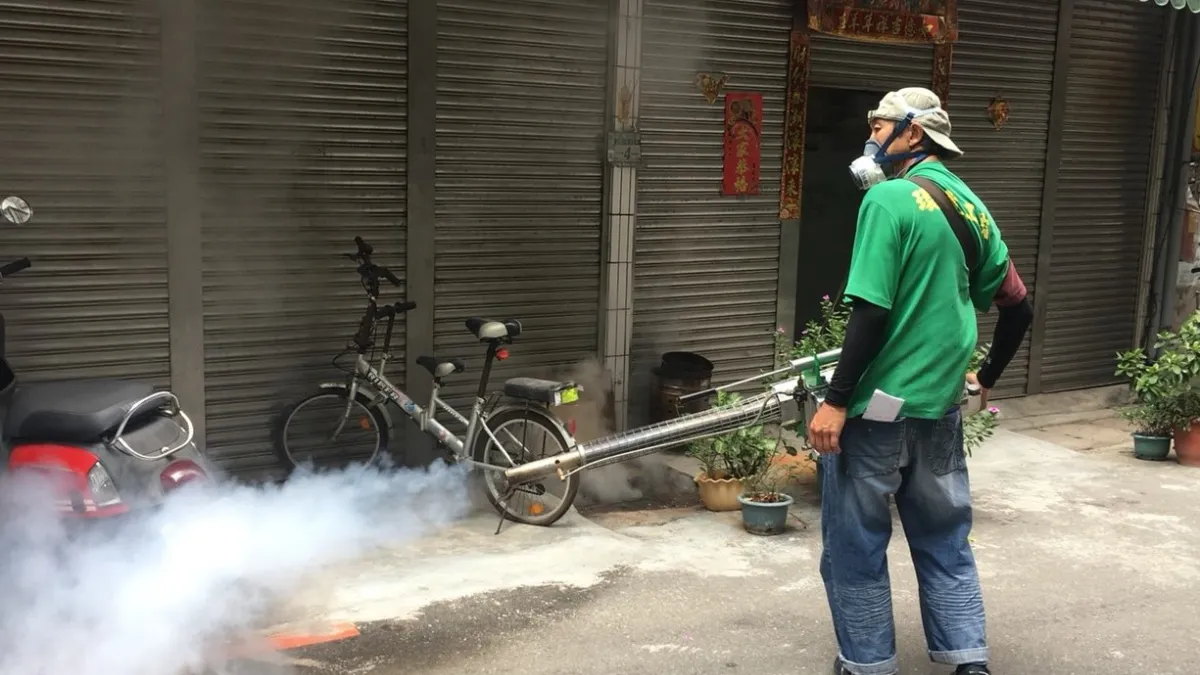 新北市政府派員在新莊區街道噴灑消毒藥。(圖/新北市政府衛生局提供)
