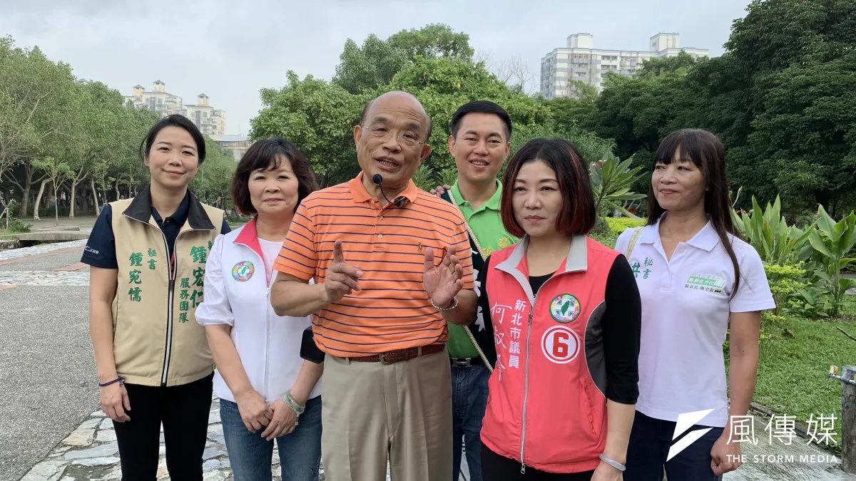 國民黨新北市長候選人侯友宜同意辯論,民進黨候選人蘇貞昌指出因為民意所逼才改口。圖為民進黨新北市長候選人蘇貞昌8日現身新莊體育場。(蘇貞昌辦公室提供)